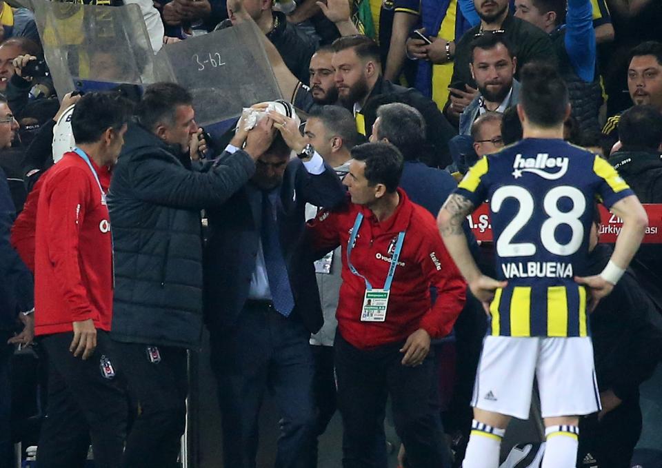 Der Besiktas-Trainer wollte bei einer Rudelbildung schlichtend eingreifen. (Bild: Getty Images)