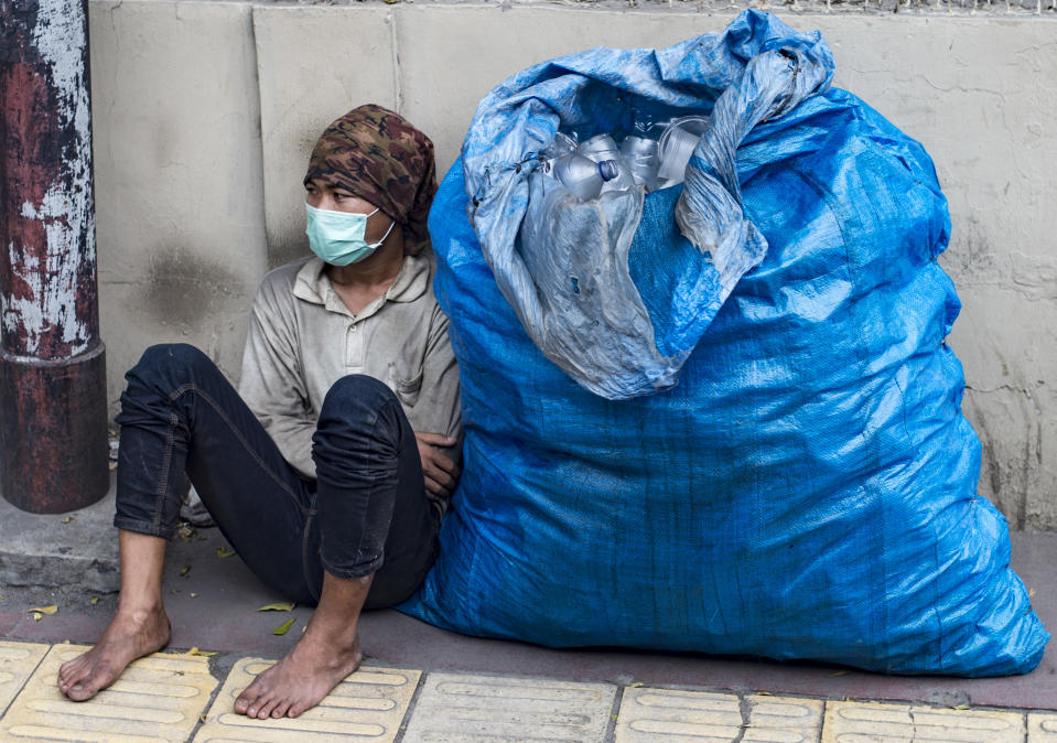 <p>Pause für einen Müllsammler in Jakarta – der Arbeiter sammelt recycelbaren Unrat von den Straßen der indonesischen Hauptstadt. (Bild: BAY ISMOYO/AFP/Getty Images) </p>