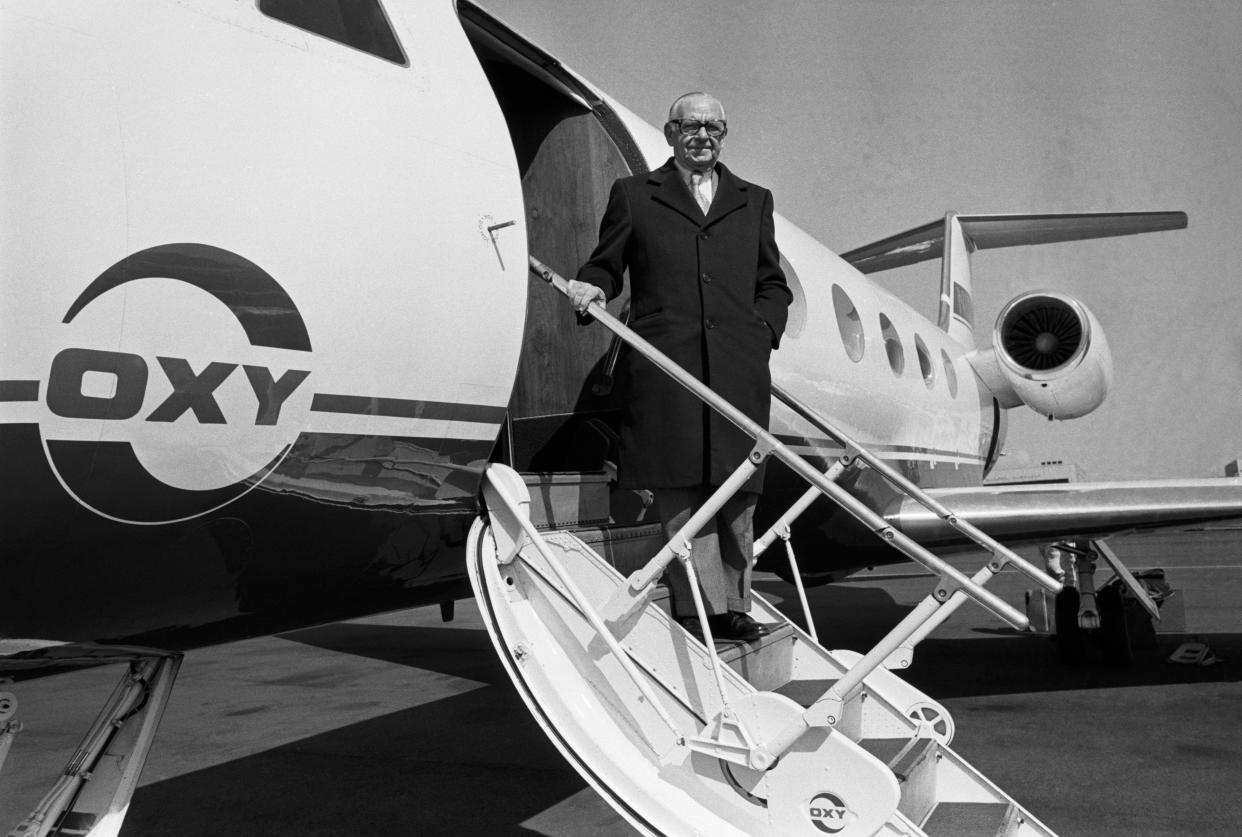Armand Hammer et son jet privé avant son départ du Bourget le 28 mars 1977, France. (Photo by Bertrand LAFORET/Gamma-Rapho via Getty Images)