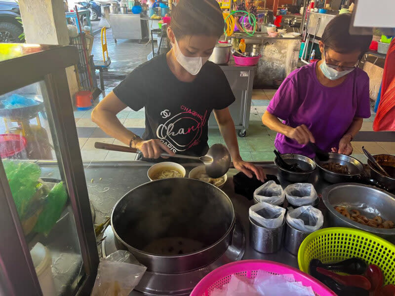 Chain Ferry Curry Mee - Stall interior