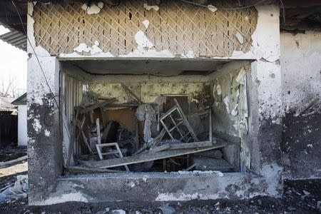 A house which was damaged by fighting is seen in the town of Vuhlehirsk February 25, 2015. REUTERS/Baz Ratner