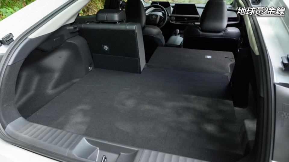 Prius PHEV行李廂空間受到車體設計影響較為低扁，電動尾門、6/4分離後座椅背依舊可以提供相當使用彈性。(攝影/ 林先本)