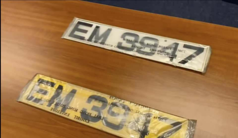 警方展示的證物。根據當年報道，疑兇在盜去私家車後，就套上假車牌「EM 3947」作案。