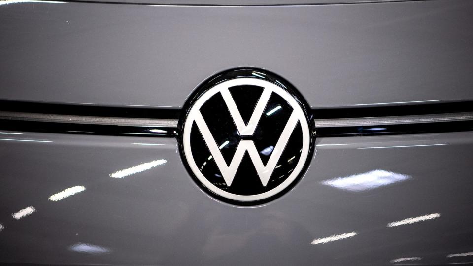 Das Logo von VW steckt am Elektroauto ID.3. Volkswagen will im Markt für E-Autos zum Weltmarktführer werden und damit Konkurrenten wie den US-Konzern Tesla abhängen.