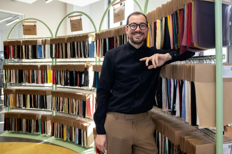 Romain Brabo, co-fondateur de Nona Source, plateforme en ligne et showroom revendant des tissus non utilisés par les grandes maisons de luxe du groupe LVMH, le 14 mars 2024 à Paris (BERTRAND GUAY)