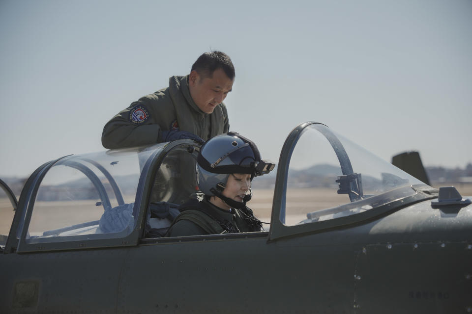  大陸海軍航空大學飛行教官帶教海軍首批艦載機女飛行學員。（圖／新華社）