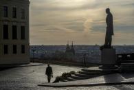 Un hombre pasa junto a la estatua del primer presidente checo, Tomas Garrigue Masaryk, en la Plaza Hradcanske de Praga (República Checa) el 16 de marzo. (Foto: Michal Cizek / AFP / Getty Images).