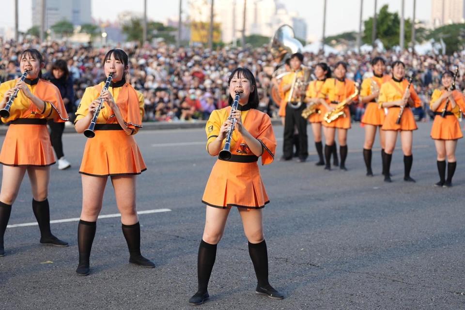 日本京都橘高校吹奏樂部在高雄時代大道演出，吸引8.5萬人到場觀賞。高雄市政府提供