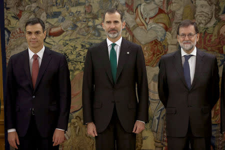 Spain's new Prime Minister and Socialist party (PSOE) leader Pedro Sanchez, King Felipe and ousted Prime Minister Mariano Rajoy pose after his swearing in ceremony at the Zarzuela Palace in Madrid, Spain, June 2, 2018. Emilio Naranjo/Pool via REUTERS