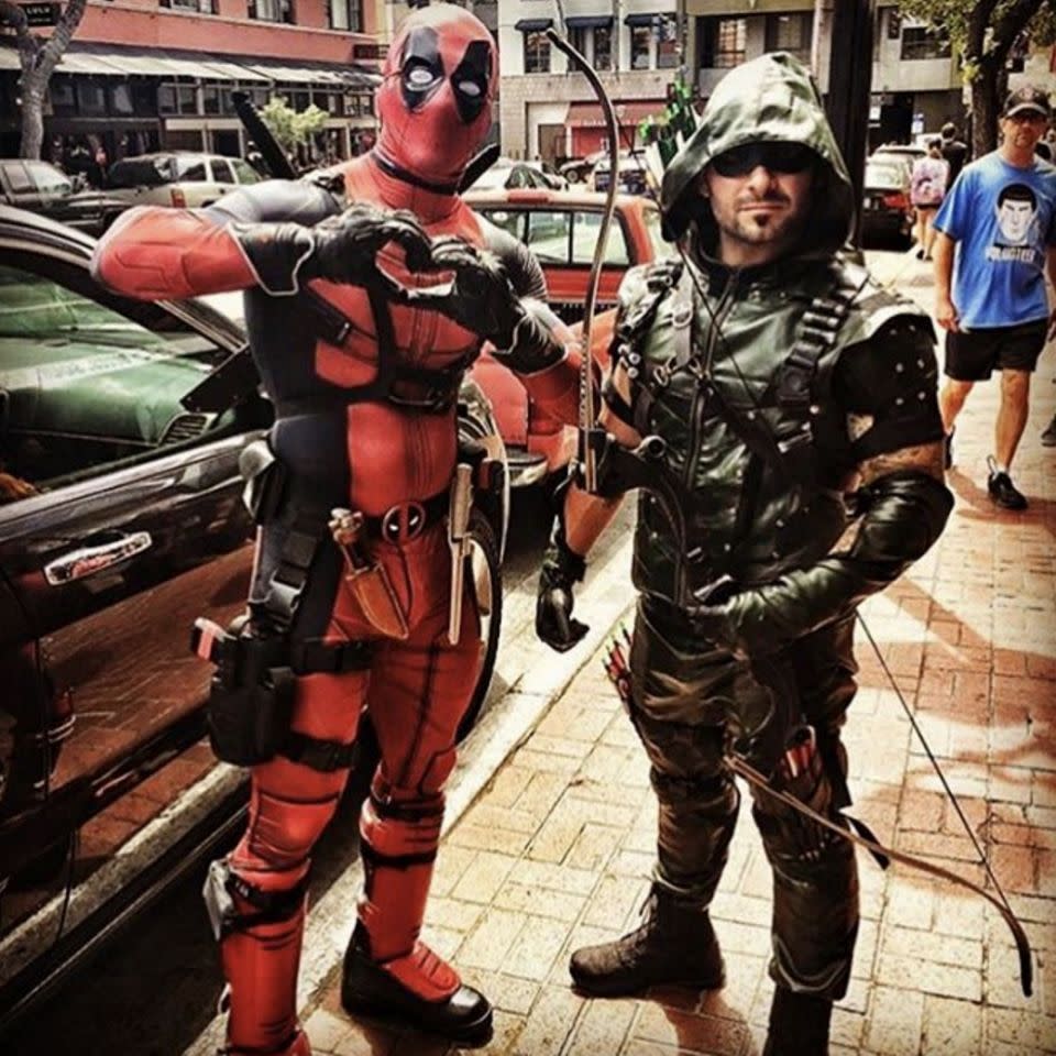 Encerramos com esta romântica imagem protagonizada pelo Deadpool e o Arqueiro Verde. Parece ser o começo de uma grande amizade. (Foto: Instagram / @scubasteeve3).