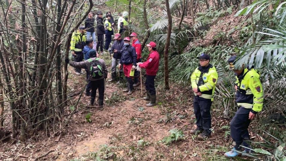 ４４歲粘姓男子，昨日１０號攀登新北市平溪石燭尖時，不慎墜崖身亡。（圖／新北市消防局提供）