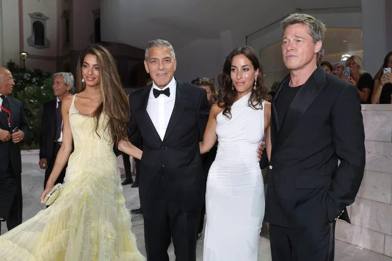 Sobre la alfombra roja, Pitt y Clooney demostraron que se llevan bien en la pantalla, pero también son grandes amigos: posaron muy sonrientes con sus parejas para las cámaras de los fotógrafos