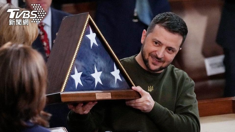 澤倫斯基獲得裴洛西致贈的美國國旗。(圖／達志影像美聯社)