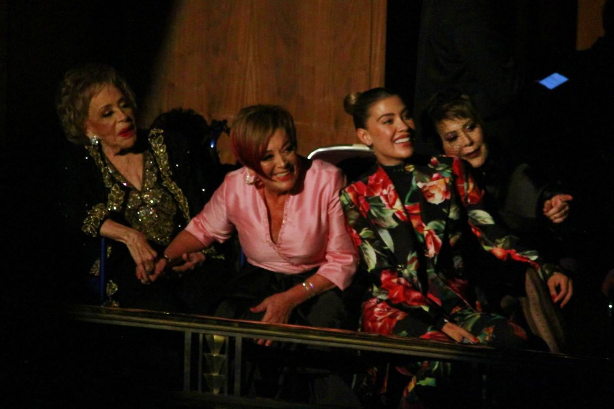 Silvia Pinal acompañada por Silvia Pasquel, Michelle Salas y Alejandra Guzmán en el homenaje a su trayectoria artística en el Palacio de Bellas Artes en el 2022.  (Photo credit should read Carlos Santiago/ Eyepix Group/Future Publishing via Getty Images)