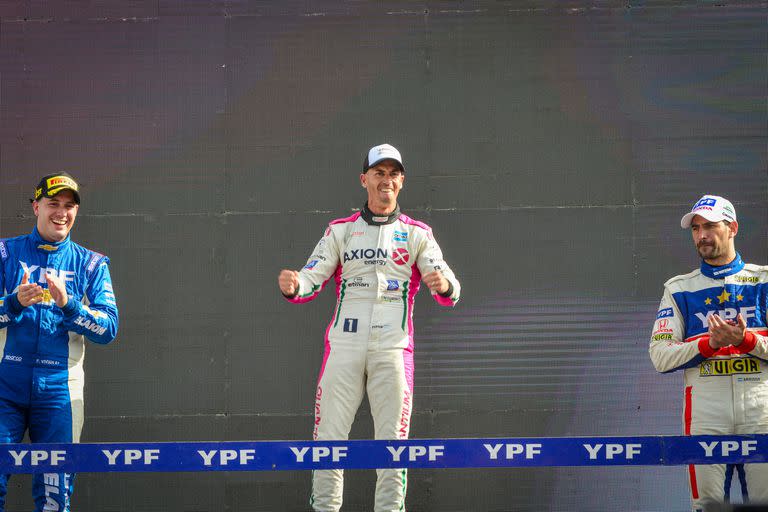 Leonel Pernía celebra el triunfo en su regreso a la categoría, tras superar una pericarditis que le impidió correr en Rosario; Franco Vivian y Facundo Ardusso acompañan en el podio en San Jorge