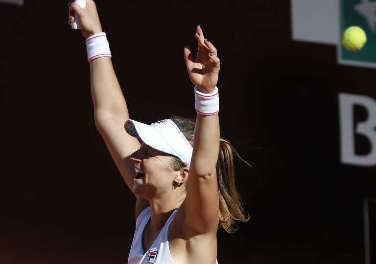 Nadia Podoroska de Argentina celebra al final de su partido contra Serena Williams