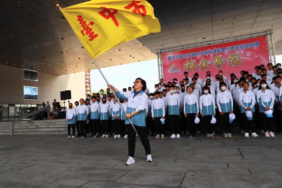 ▲台中副市長賴淑惠揮動台中市旗為中市選手加油。(圖/台中市政府提供)