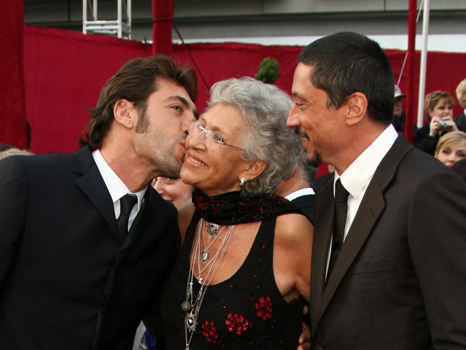 Javier Bardem kisses his mother at the Oscars in 2008 as his brother looks on