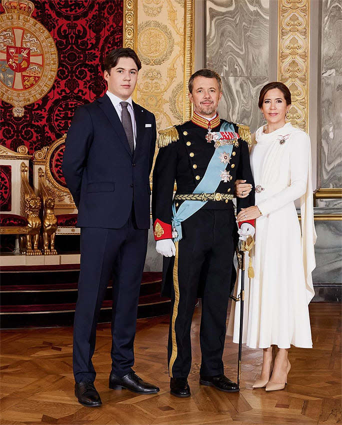 Federico y Mary de Dinamarca con su hijo