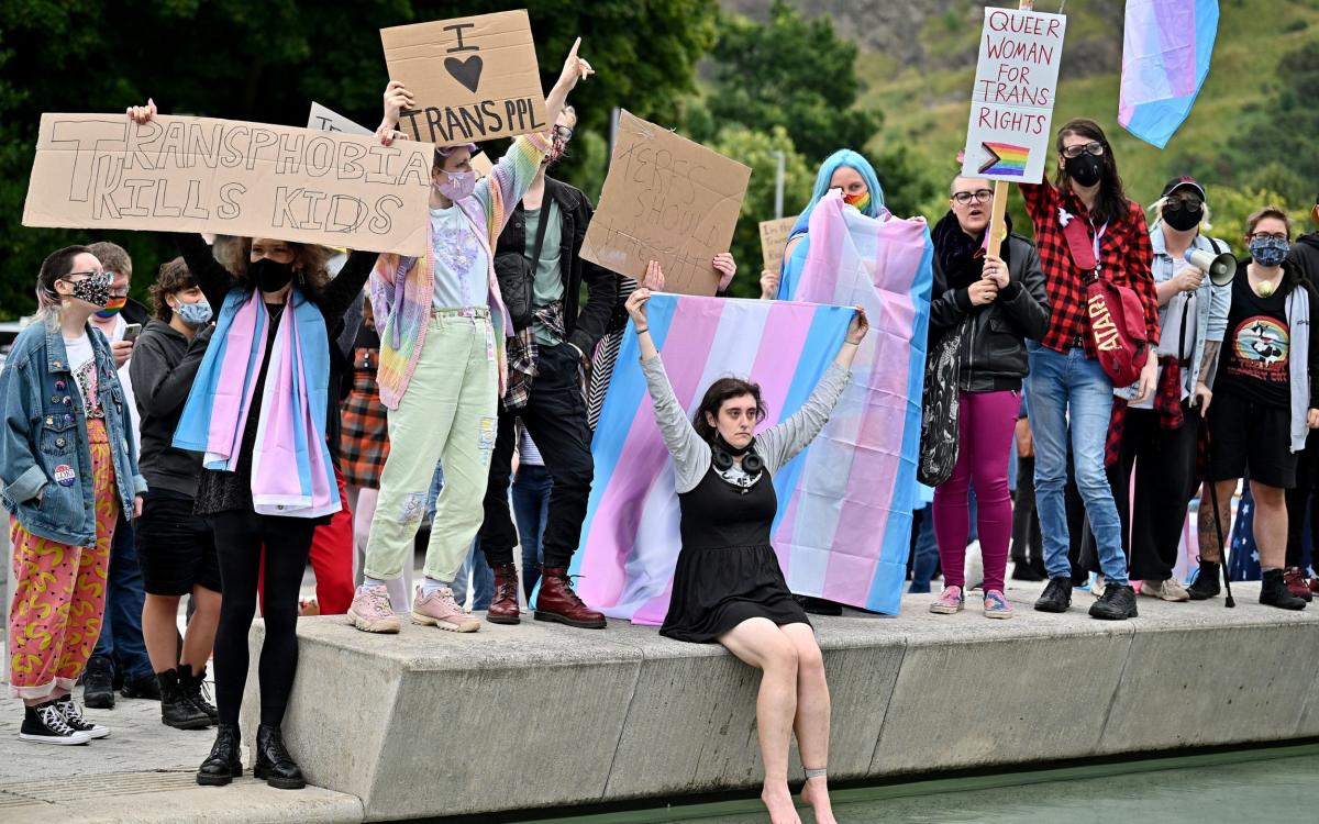 Selon les conseils des écoles transgenres, discuter des droits des femmes pourrait être offensant