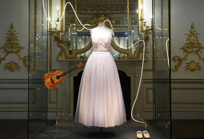 Objetos utilizados en la gira mundial 'Speak Now' y en la fotografía de la portada del álbum, cedidos por Taylor Swift, que forman parte de la exposición "Taylor Swift I Songbook Trail" que celebra el trabajo de la artista musical, se muestran en el Museo V&A de Londres, Reino Unido