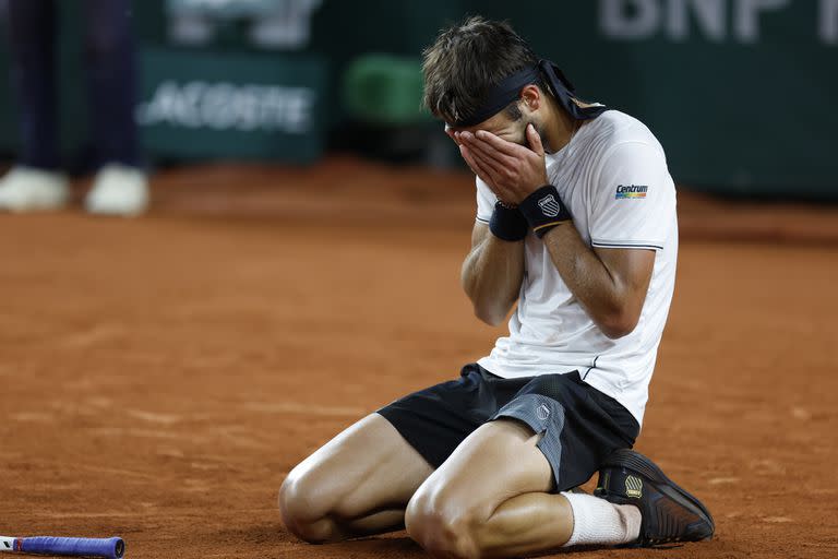 La emoción de Tomás Etcheverry tras vencer al japonés Nishioka y meterse en cuartos de final de Roland Garros