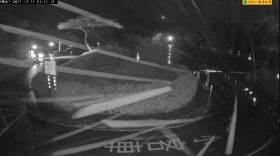 陽明山二子坪停車場雪花飛舞，但尚無法確認是雨夾雪或是冰霰。(圖／陽明山國家公園YouTube)