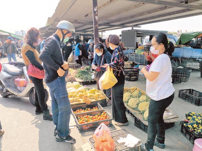 台南善化牛墟5日開市，採買遊客較往年春節少了3成。（劉秀芬攝）