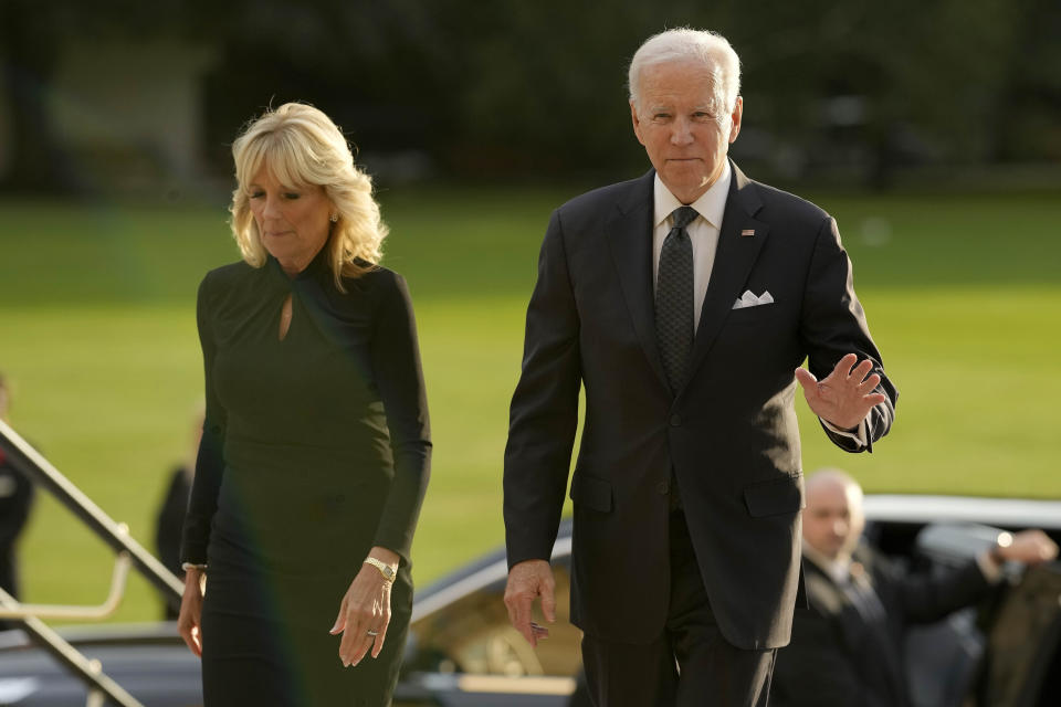 US President Joe Biden accompanied by the First Lady Jill Biden arrive at Buckingham Palace in London, Sunday, Sept. 18, 2022. King Charles III is holding a reception at Buckingham Palace for heads of state and other leaders on Sunday evening ahead of the state funeral of Queen Elizabeth II on Monday. (AP Photo/Markus Schreiber, Pool)