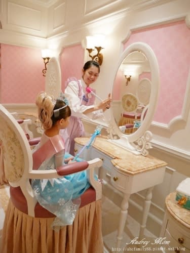 ▌香港迪士尼樂園酒店 ▌魔法化妝廳 ♥冰雪奇緣之ELSA愛莎女王大變身♥一圓小女孩公主