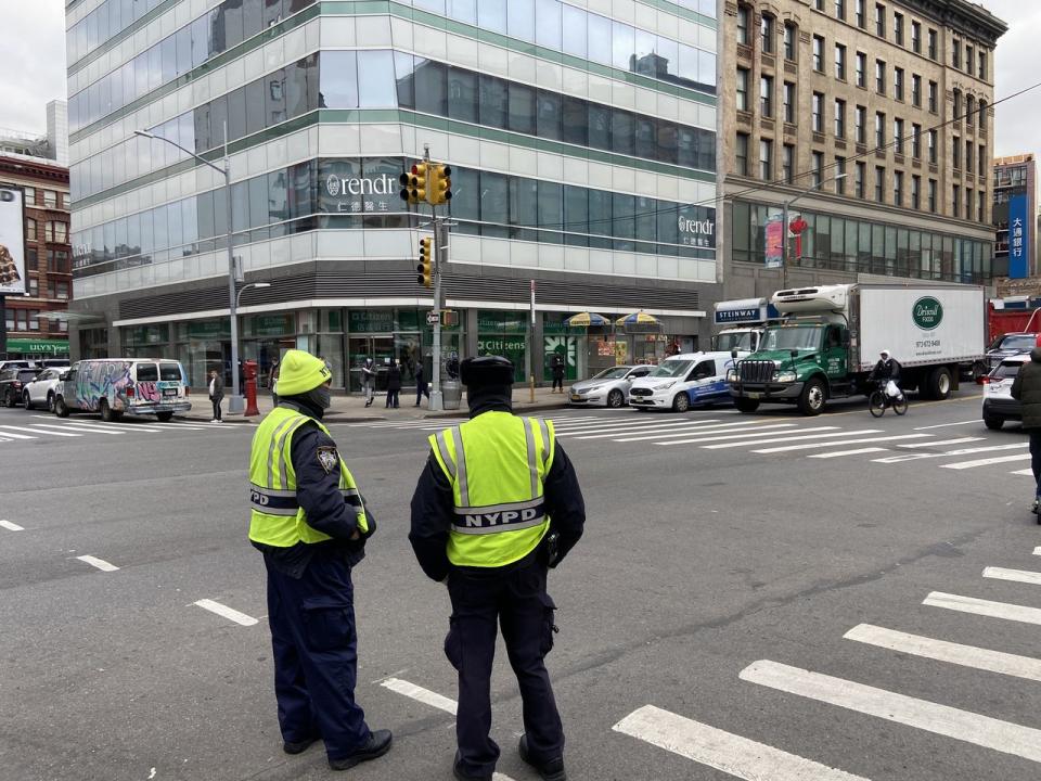 除警車外，堅尼路上幾乎每個主要路口都有警察。(記者許君達／攝影)