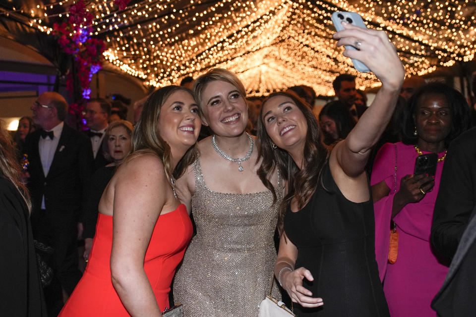 Greta Gerwig, centro, en el Baile de los Gobernadores tras los Oscar el domingo 10 de marzo de 2024, en el Teatro Dolby en Los Angeles. (Foto AP/John Locher)