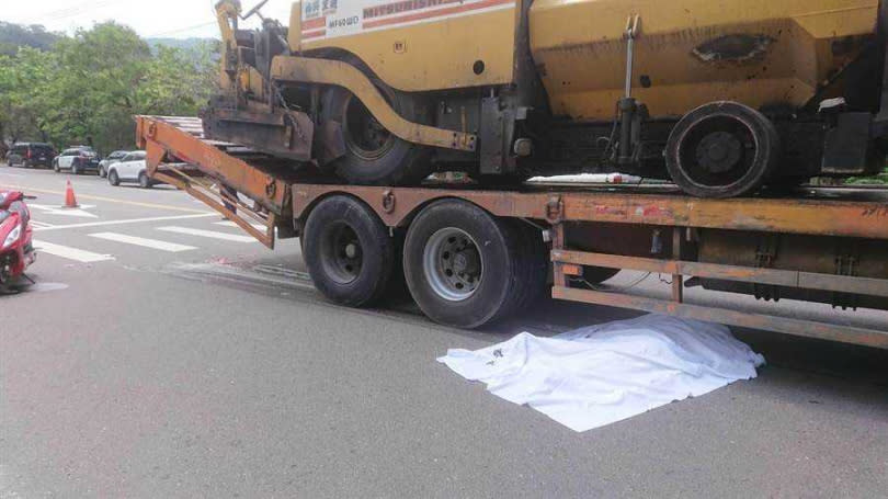 台中市北屯區東山路一處路口29日上午發生死亡車禍，24歲女騎士命喪輪下。（圖／民眾提供）