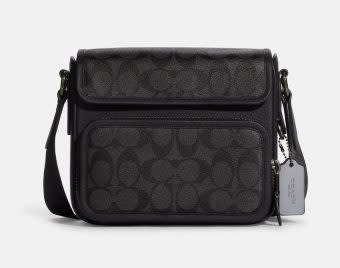 Bandolera Sullivan con solapa en lona de la firma de Coach. (Foto: Coach Outlet)