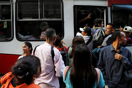 Pepole try to board a bus during a blackout in Caracas, Venezuela March 7, 2019. REUTERS/Carlos Jasso