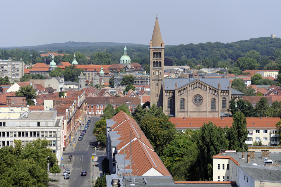 <p>Mit einer Monatskaltmiete von durchschnittlich 330 Euro kommen die Universitätsstädte Potsdam, Bamberg, Göttingen, Trier und Ulm gar nicht so schlecht weg. Deutschlandweit belegen sie damit den zwölften Platz der teuersten Studentenstädte. Potsdam hingegen schneidet im ostdeutschen Vergleich schlecht ab: Hier zahlen Studenten die höchsten Mieten Ostdeutschlands. (Foto: Potsdam) </p>