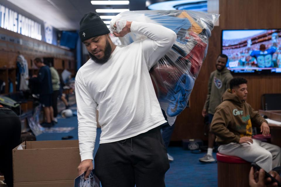 Tennessee Titans defensive tackle Jeffery Simmons carries his belongings out of locker room after cleaning out his locker at Saint Thomas Sports Park Monday, Jan. 9, 2023, in Nashville, Tenn. The Tennessee Titans finished the 2022 season with 7 wins and 10 losses missing the playoffs. 