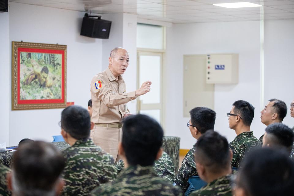 參謀總長梅家樹上將上任第三天2023.5.03就前往海軍陸戰隊66旅桃園下湖西營區視導，並且向陸戰隊精神講話。軍聞社提供。