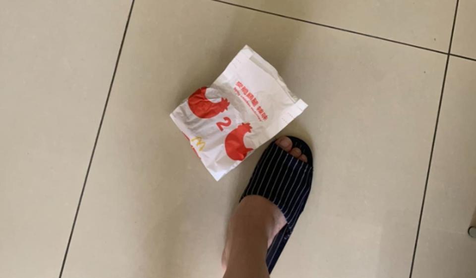 一名網友憤怒的把朋友給他的麥脆雞拍到地板上。（翻攝自匿名公社）