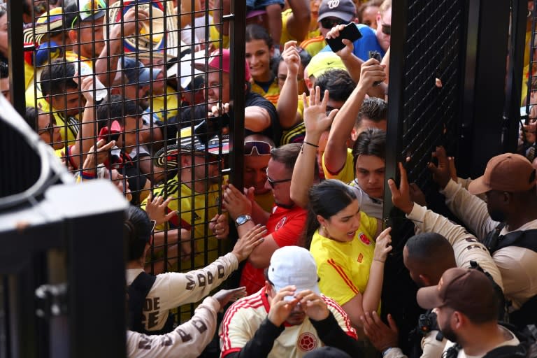 Aficionados intentan acceder al Hard Rock Stadium antes de la final de la Copa América. (Maddie Meyer)