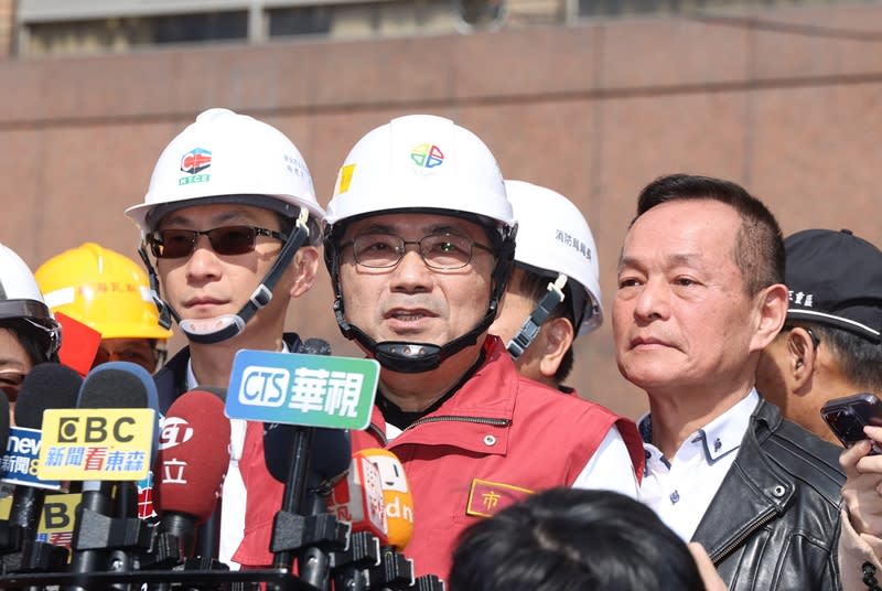 新北市三重區福隆路一處工地開挖地下室，疑連續壁破洞造成滲水及附近建物傾斜，新北市長侯友宜（右二）表示，經監測狀況已穩定，將進行漏洞補強。（中央社）
