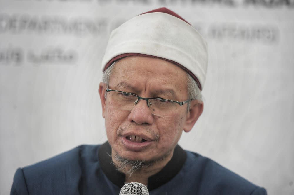 Datuk Seri Zulkifli Mohamad Al-Bakri speaks during a press conference at Masjid Mahmoodiah in Putrajaya June 17, 2020. — Picture by Shafwan Zaidon