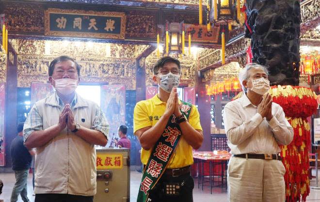 鍾佳濱(中)由曹啟鴻(右)及吳應文陪同向媽祖祈福。   圖：鍾佳濱服務處提供