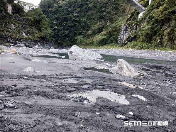 南投武界濁水溪床露營，共5人被沖走，目前3死1失蹤。（圖／翻攝畫面）