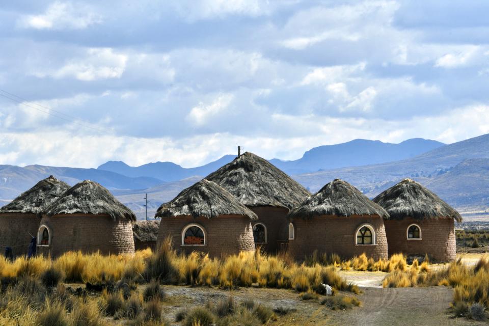 <p>Los urus muratos están rodeados por los miembros de otra comunidad indígena llamada aimara, que protegen celosamente las tierras de cultivo que les fueron entregadas por el gobierno boliviano. (Foto: Aizar Raldes / AFP / Getty Images).</p> 