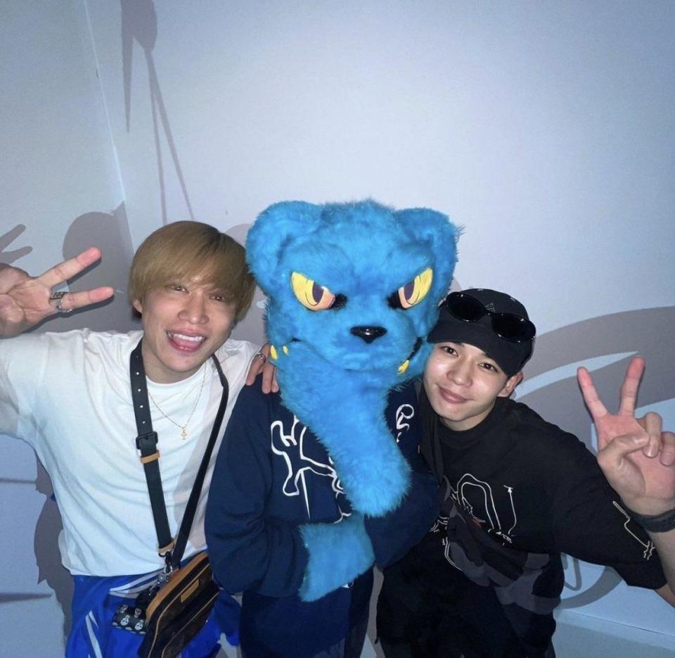 千賀健永（左）先前曾跟長尾謙杜合照，爆出緋聞後也被日本網友開玩笑「中間的熊裡頭是三上悠亞吧」。（圖／翻攝自kkrumiii__推特）