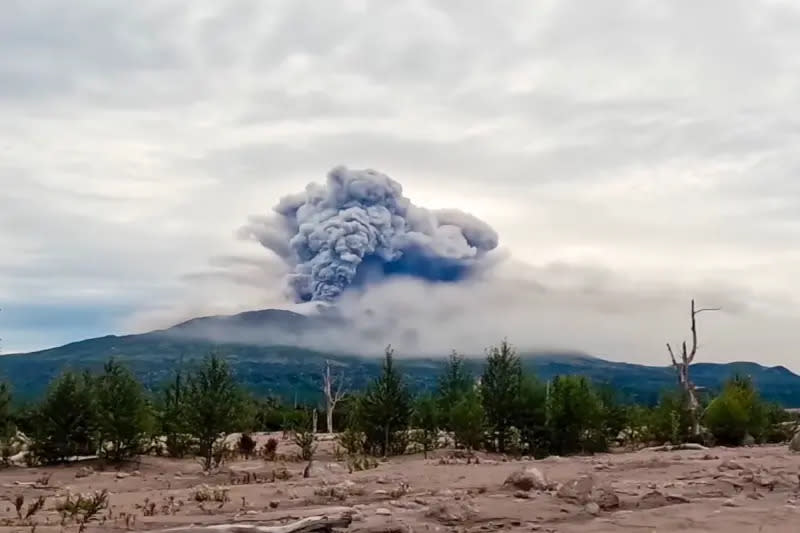 ▲俄羅斯堪察加半島近海發生規模7.0強震後，舍維留奇火山（Shiveluch Volcano）爆發。（圖／美聯社／達志影像）