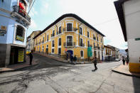 <p>Vista de una casa patrimonial, que ha sido intervenida para su restauración, hoy, jueves 16 de noviembre de 2017, en el centro histórico de Quito (Ecuador). Quito, ese “edén de maravillas, poblado de mil versos y canciones”, como reza una tradicional canción en honor a la capital ecuatoriana, acuna en su seno un centro colonial vivo y dinámico, que ha sumado un nuevo reconocimiento internacional, esta vez por la conservación de su patrimonio cultural. EFE/José Jácome </p>