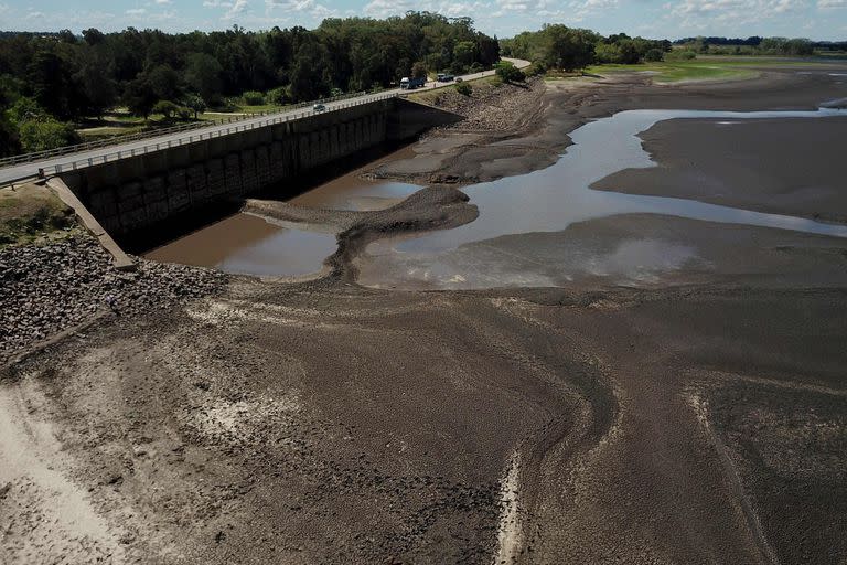 Imagen del embalse seco de Canelón Grande y del puente-presa al norte de Canelones, en el sur de Uruguay, tomada el 14 de marzo de 2023, mientras el país atraviesa una grave sequía.