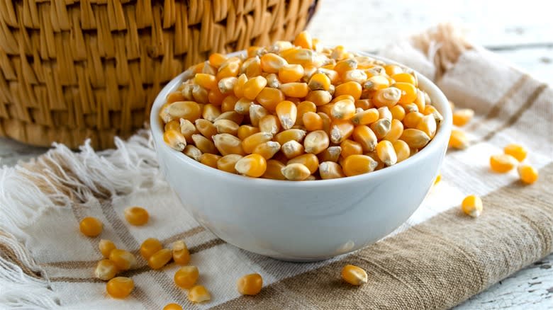  Unpopped corn in bowl